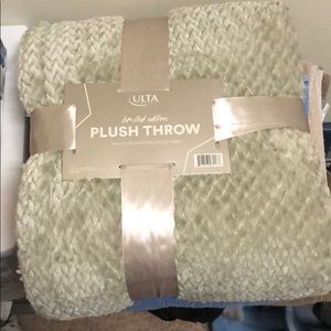 Ulta plush throw blanket- never been used